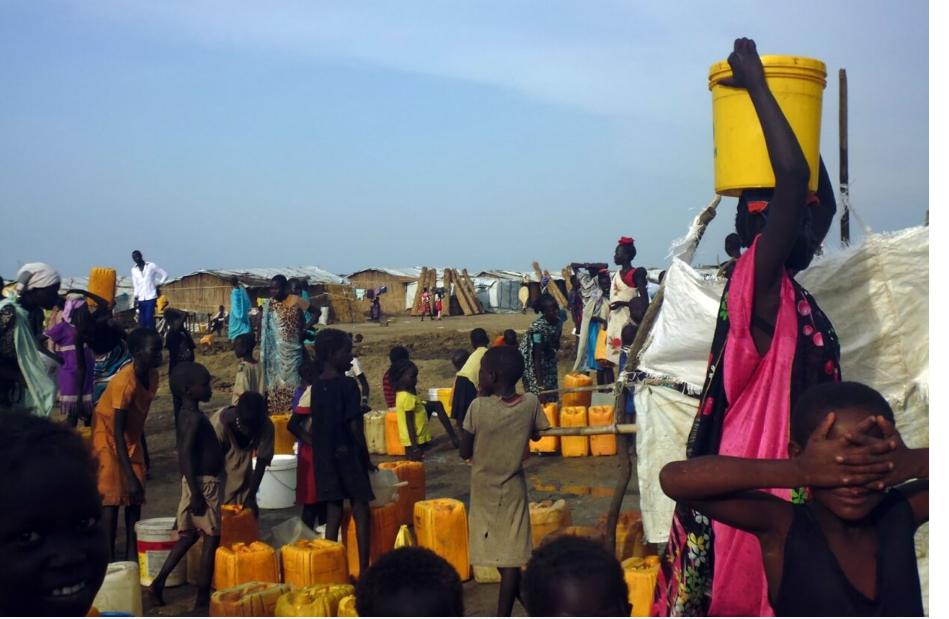 Families collecting water at the Bentiu displacement site
